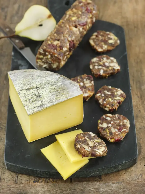 Tomme d'Anjou et saucisson de fruits secs